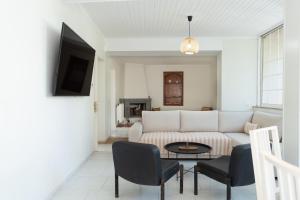 Joyful Secret Garden House by 8essentially