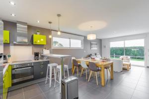 Maisons de vacances Villa Enora Bretagne Piscine Interieure Partagee Jacuzzi privatif 100m Plage : photos des chambres