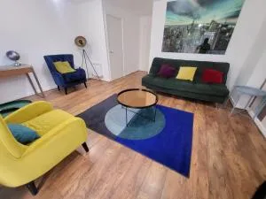 Garland Modern 3 Bedroom House with Parking & Garden Dartford 2 - Purfleet