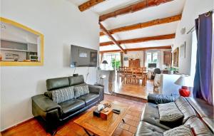 Maisons de vacances Stunning Home In Maubec With 3 Bedrooms, Wifi And Outdoor Swimming Pool : photos des chambres