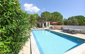 Stunning Home In Maubec With 3 Bedrooms, Wifi And Outdoor Swimming Pool