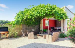 Maisons de vacances Amazing Home In Viols With Outdoor Swimming Pool, Wifi And 3 Bedrooms : Maison de Vacances 3 Chambres 