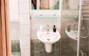 Lovely Apartment In Gdynia With Wifi