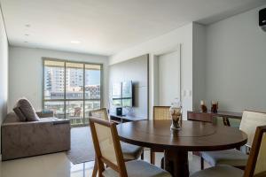 Apto charmoso c varanda a 150m da praia ABC0403