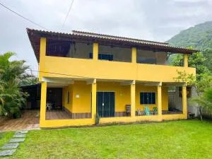 Casa com churrasqueira e piscina, perto de riacho - Lídice