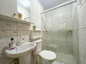 Casa com churrasqueira e piscina, perto de riacho