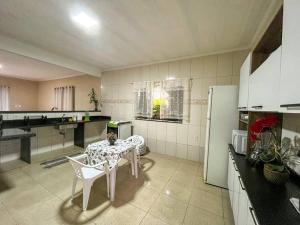 Casa com churrasqueira e piscina, perto de riacho