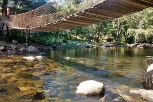 Casa com churrasqueira e piscina, perto de riacho