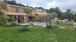 Maisons de vacances Maison de charme avec piscine : photos des chambres