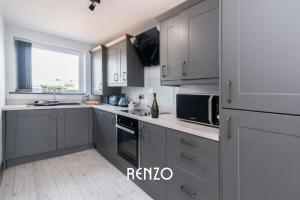 Central 2 Bed Apartment in Derby by Renzo, Free Wi-Fi, Ideal for contractors
