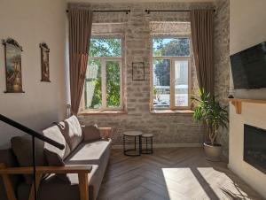 Квітка на камені , Старе місто, з окремим двориком