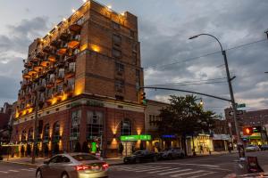 The Avenue Plaza