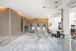 Luxury Condo On The Marina