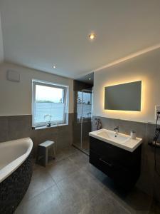 Helle, großzügige Ferienwohnung für 2 - 3 Personen mit Parkplatz + E-Ladestation in Buchholz, Nordheide