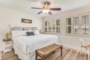 Walk to Florabama from Renovated Ground Floor 2Bd-2Ba with Pickleball, Boat Slips