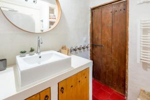 B&B / Chambres d'hotes Chambre dans un mas - pour femmes uniquement : photos des chambres