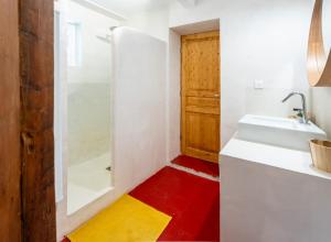 B&B / Chambres d'hotes Chambre dans un mas - pour femmes uniquement : photos des chambres