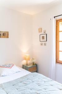 B&B / Chambres d'hotes Chambre dans un mas - pour femmes uniquement : photos des chambres