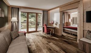 Deluxe Suite with Garden View room in Hotel Masl