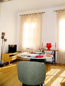 AUGUSTINS FOUNTAIN Studio Cosy AIX Centre Historique à 3 minutes de COURS MIRABEAU -WIFI-SMART TV-RUE CALME