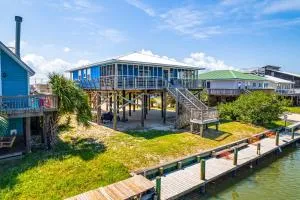 Waterfront Dauphin Island Home with Deck and Boat Dock - 多芬岛