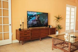 Tropical Paradise 3.5 BD3BA Villa 10-Min to Beach