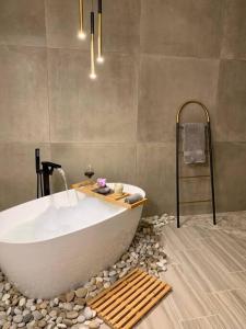 Tropical Paradise 3.5 BD3BA Villa 10-Min to Beach