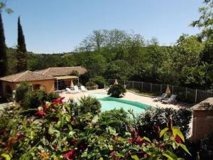 Chalets Sud Ardeche joli chalet clim piscine riviere LE CERF Village du serre : photos des chambres