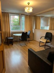 1 Bedroom Flat Close to City with Free Parking Arrangement