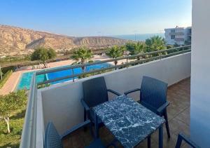 Appartement vue sur piscine et sur mer