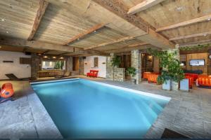 Chalets Courchevel luxury chalet in exclusive ski resorts : photos des chambres