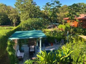 Apartamento con Terraza y Vista al Jardín