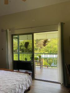 Apartamento con Terraza y Vista al Jardín