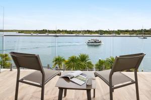 Commodore 5 Modern Waterfront