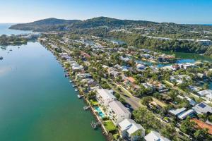 Commodore 5 Modern Waterfront