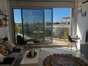 Charming apartment with sea view at Marina Village Herzliya - 荷兹利亚B