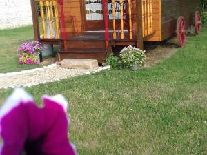 B&B / Chambres d'hotes Roulotte confortable avec balcon en bois, climatisation et pret de velos, pres du Chateau de Sully - FR-1-590-287 : photos des chambres
