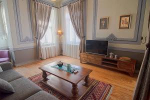 Stylish City Getaway-Explore the Urban Delights