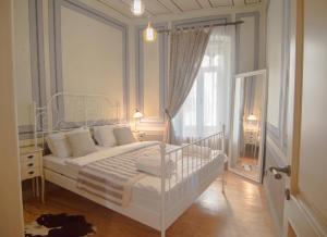 Stylish City Getaway-Explore the Urban Delights