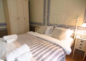 Stylish City Getaway-Explore the Urban Delights