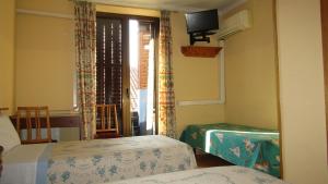 Twin Room with Extra Bed room in Pensión Mollo