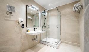 Deluxe Queen Suite room in Regency Hotel