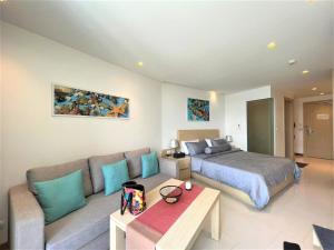 Maroon Studio at the beachfront