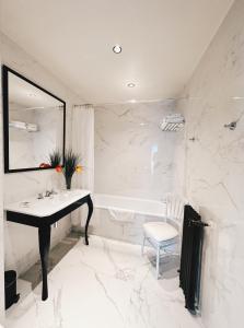 B&B / Chambres d'hotes Le Chateau d Hardricourt : photos des chambres