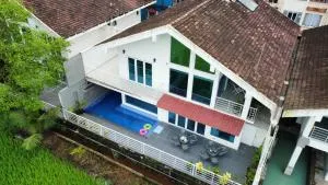 ELIVAAS 4 BHK with Pvt Pool & Sunrise or Sunset view - Risaia - Nerul