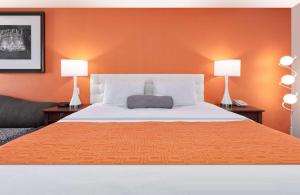 King Room - Non-Smoking room in Howard Johnson by Wyndham San Marcos
