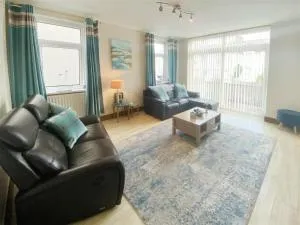 The Gateway a lovely Spacious Seaside Property close to the beaches , centrally located in Porthcawl - 纽顿