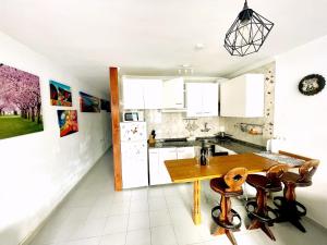 Casita Mara! 2’ Line to the sea, shops and bar’s