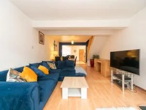 Pass the Keys A Bright Spacious Home With Free Parking - Long Ditton