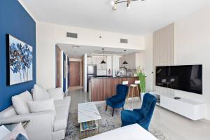 Vibrant Apartment with Pool, Gym, Free Parking & Fast Wifi